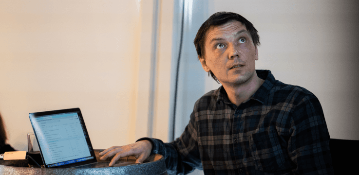 Studenter på Kodehode som sitter rundt et bord og jobber med et gruppeprosjekt