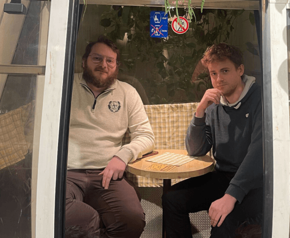 Mikael Ødegaard og Victor Larsen fikk begge jobb hos W3Schools etter å ha vært gjennom Kodehodes utviklerkurs