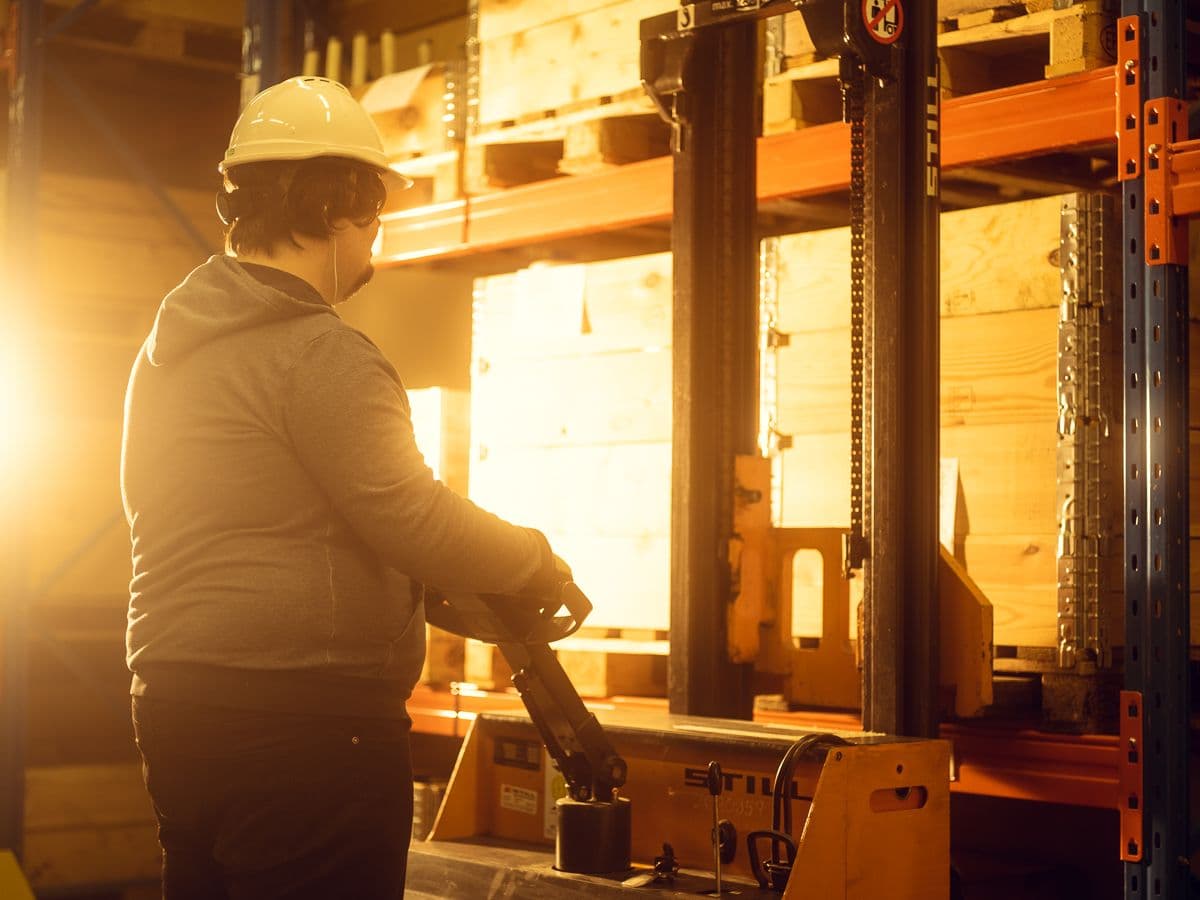 Lagerarbrider som bruker gaffeltruck